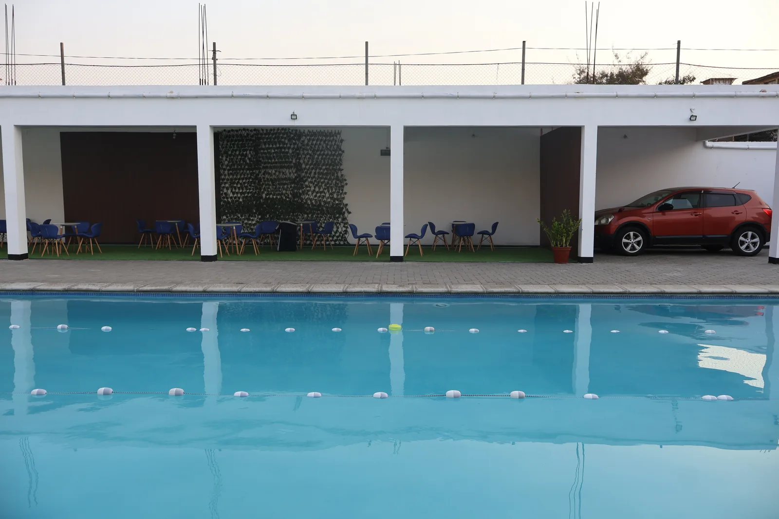 Piscina e área de apoio do Oscar's Club