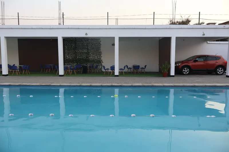 Área de convívio e piscina do Oscar's Club
