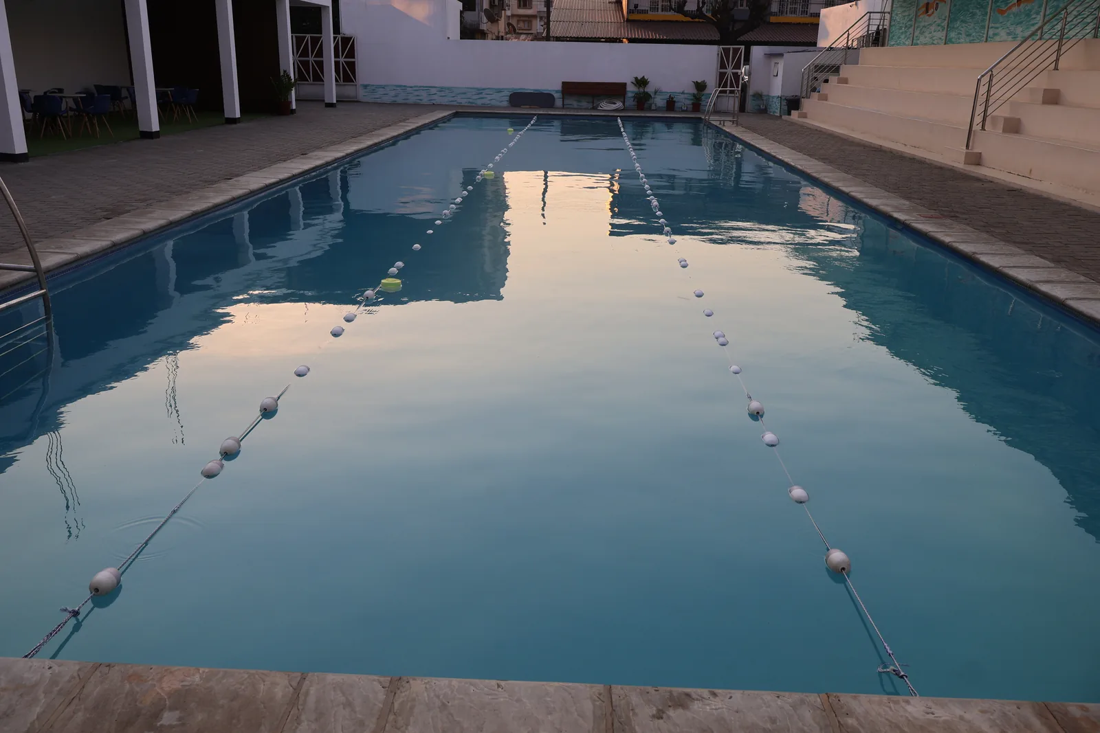 Piscina e área exterior do Oscar's Club