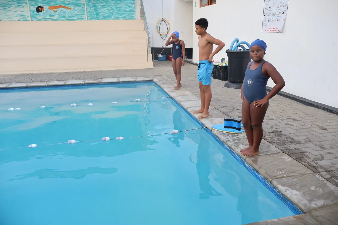 Sessão de treino aquático na piscina do clube
