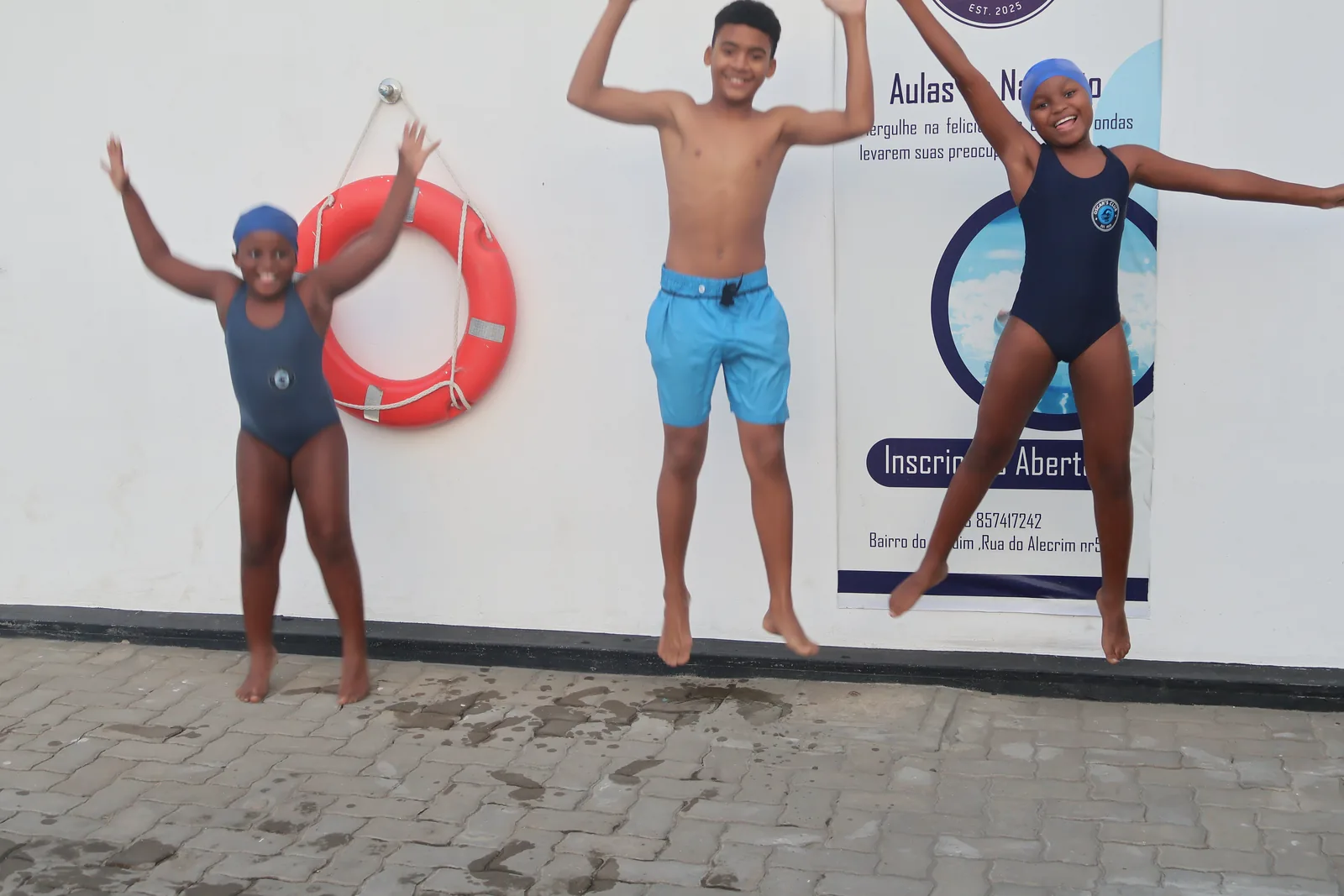 Grupo de alunos durante uma atividade na piscina do Oscar's Club